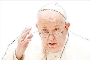 Pope Asks Vatican Staff Avoid Rigid Ideologies