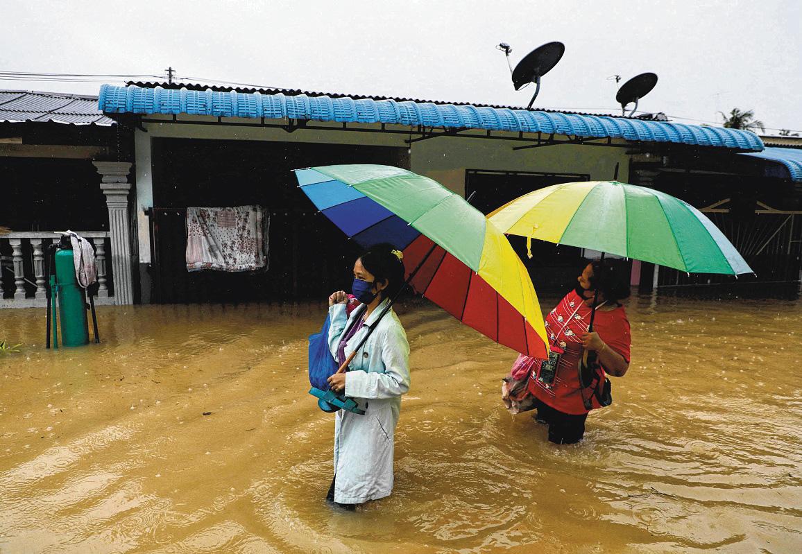 More Than 50 000 Displaced In 3 Flood Hit Malaysian States