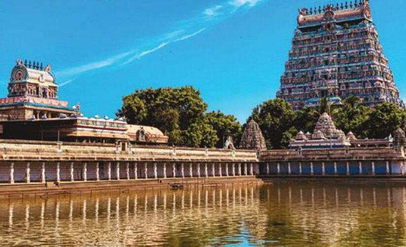 மும்மூர்த்திகளும் வீற்றிருந்து அருள்பாலிக்கும் கேரளக் கோவில்களுக்கு முன்மாதிரியான - சிதம்பரம் நடராஜர் திருக்கோவில்!