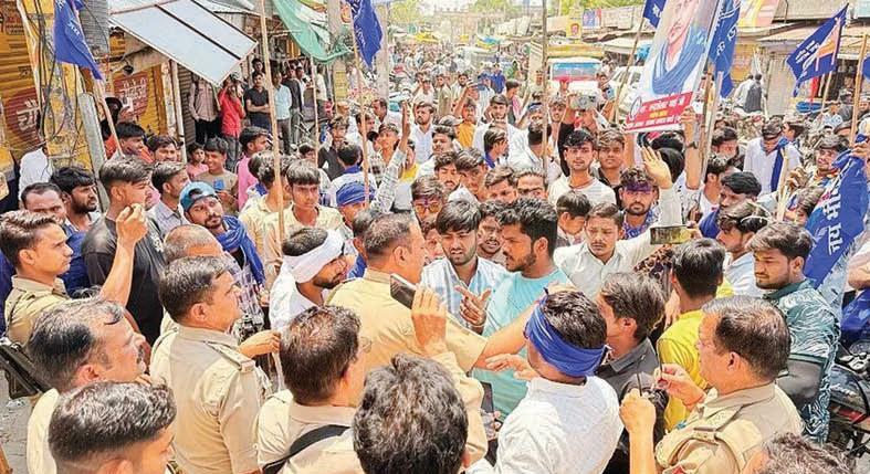 जाति पूछ कर मारते हैं