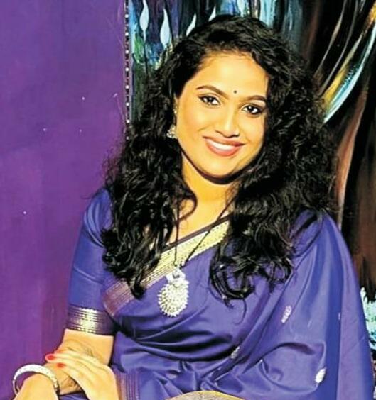 നൃത്തം കൂടെയുണ്ട്, അഭിനയം മോഹമായും