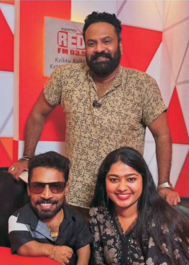 ഇണക്ക പിണക്കങ്ങളിലൂടെ
