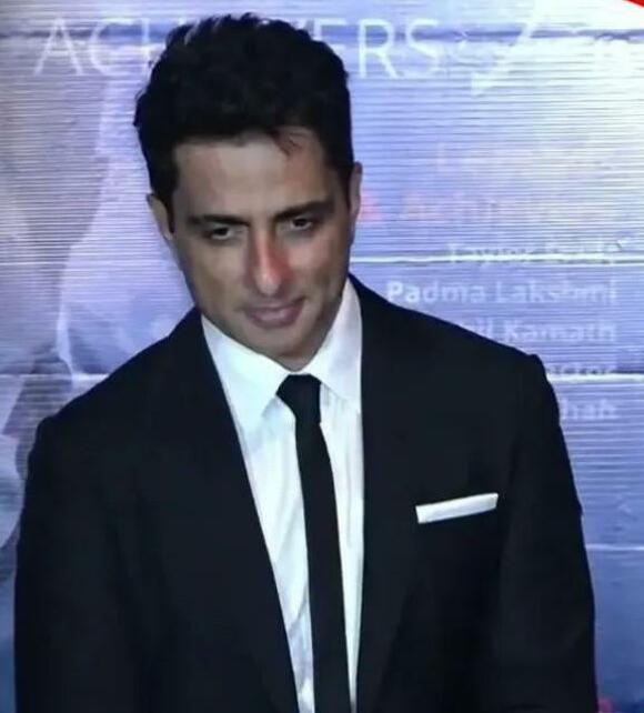 Sonu Sood ने 'सोसाइटी अचीवर्स' पत्रिका के 'कवर-बॉय' के रूप में...