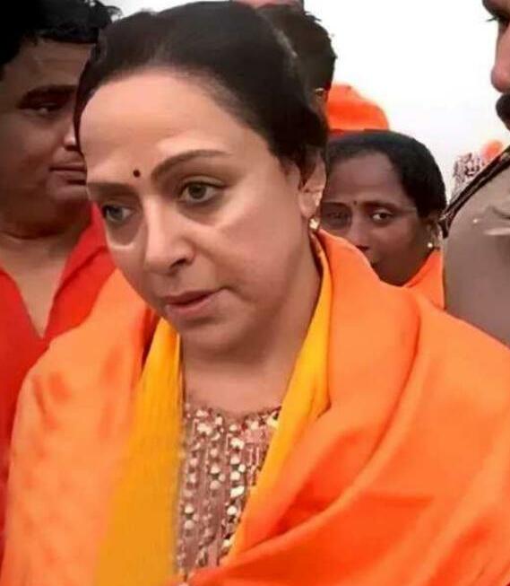 महाकुंभ में भगदड़ के बीच हेमा मालिनी ने लगाई संगम में डुबकी