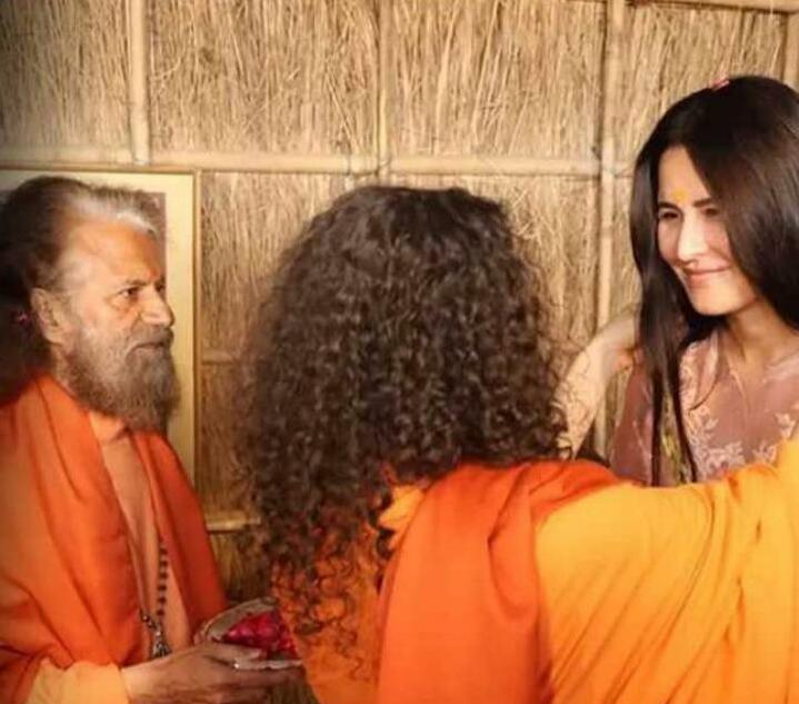अपनी सासू मां के साथ महाकुंभ पहुंची कैटरीना कैफ, बोली-'यहां आना बहुत सौभाग्य की बात है'