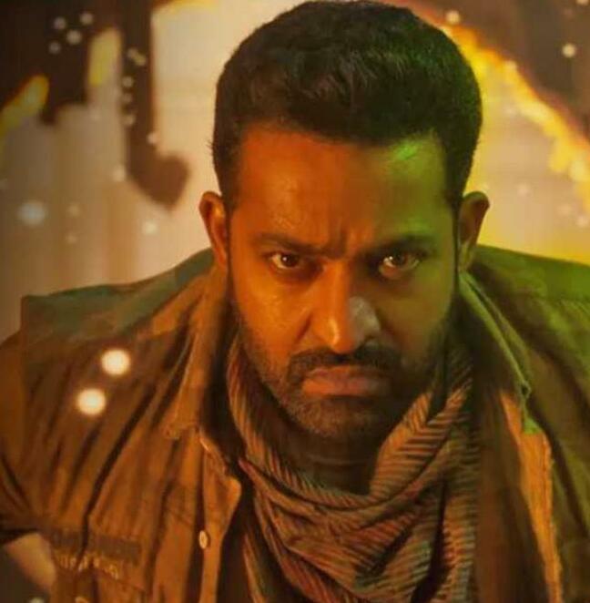 Jr NTR ने 'War 2' में निगेटिव रोल के लिए ली इतनी भारी रकम, जानकर रह जाएंगे दंग