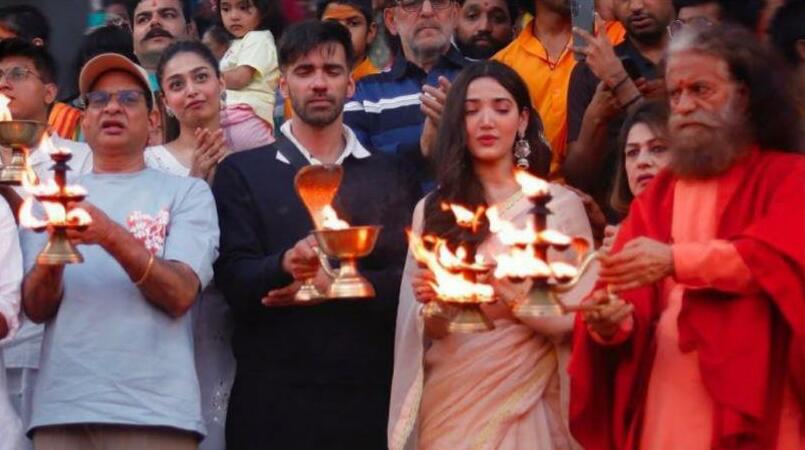विनोद बच्चन की रोमांटिक - कॉमेडी 'गिन्नी वेड्स सनी 2' के लिए मेधा शंकर और अविनाश तिवारी ने ऋषिकेश की गंगा आरती में आशीर्वाद लिया।