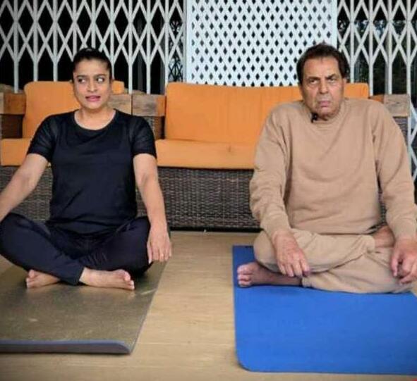 89 की उम्र में धर्मेंद्र ने एकता जैन के साथ अपने लोनावला फार्महाउस पर मनाया अंतरराष्ट्रीय योग दिवस..