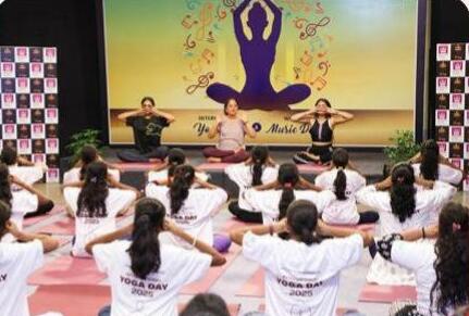 व्हिसलिंग वुड्स इंटरनेशनल ने योग गुरु और लेखिका डॉ. हंसा जी योगेंद्र, ब्रह्माकुमारी की टीम और अभिनेता जैकी श्रॉफ के साथ अंतर्राष्ट्रीय योग दिवस 2025 मनाया