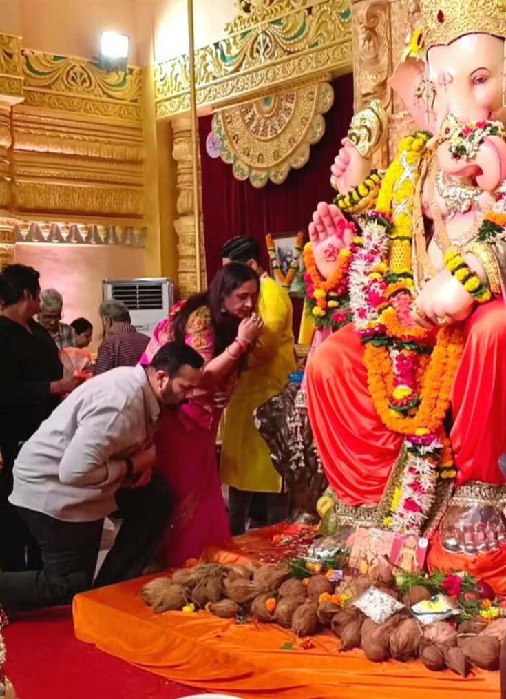 रोहित शेट्टी, ममता कुलकर्णी, सचिन, शर्लिन चोपड़ा सहित कई सेलेब्स ने 'ब्लॉकबस्टर बप्पा' अंधेरीचा राजा पंडाल में आशीर्वाद लिया - अपने 60वें वर्ष का जश्न मना रहे हैं!