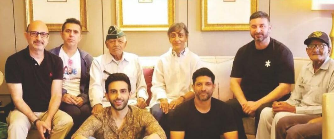 "120 बहादुर" फिल्म की टीम के लिए भावनात्मक उत्साह - जब उन्होंने रेजांग ला के वास्तविक जीवन के साहसी युद्ध नायकों से मुलाकात की और उन्हें सलामी दी!