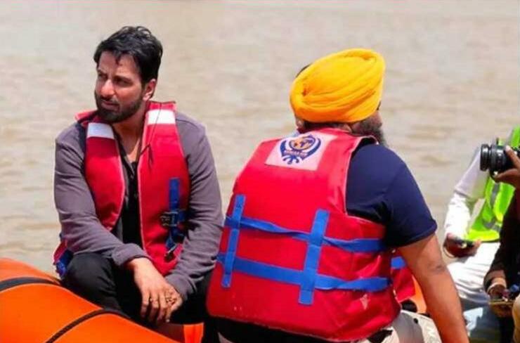 सोनू सूद ने पंजाब बाढ़ के बीच इलाज करा रहे 'बहादुर' अविजोत से की मुलाकात