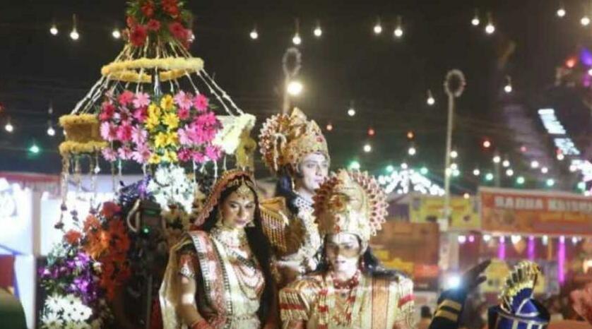 दिल्ली में लव कुश रामलीलाः प्रभु श्री राम को सागर पार कराते केवट का दृश्य एआई तकनीक से जीवंत हो उठा-