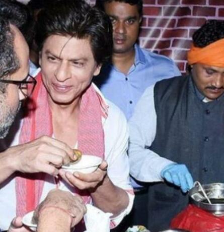 जब शाहरुख खान ने थेपले में केला लपेट कर खाया तो नन्ही पूजा दंग रह गई