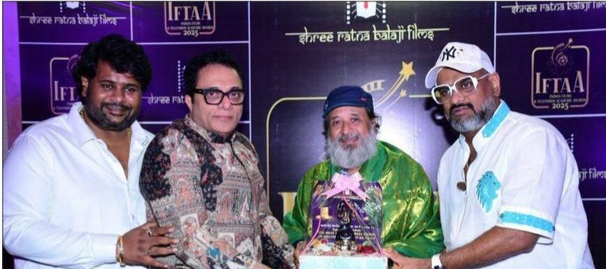 कुशाल, सुरेश धुरी द्वारा आयोजित यादगार कार्यक्रम में बॉलीवुड की दिग्गज अभिनेत्रियों पूनम ढिल्लों, पद्मिनी कोल्हापुरी ने प्रतिष्ठित IFTAA पुरस्कार ट्रॉफी का अनावरण किया !