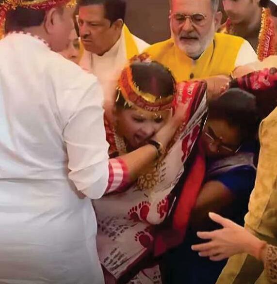 माता की चौकी में भक्ति में लीन दिखीं सुधा चंद्रन,