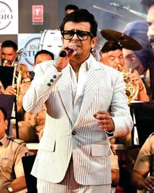 उन लोगों को दिल से म्यूजिकल श्रद्धांजलि जो हर दिन हमारे शहर की रक्षा करते हैं। सोनू निगम ने मुंबई पुलिस को सम्मानित किया