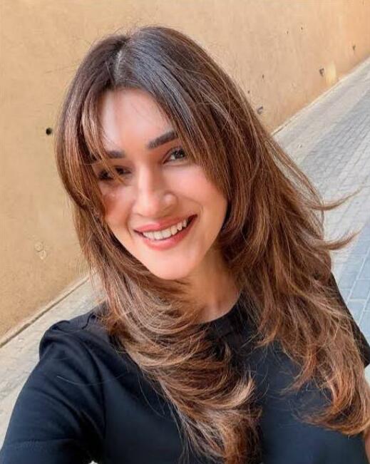 कृति सेनन का नया शोल्डर-ग्रेजिंग बॉब हेयरकट हुआ वायरल