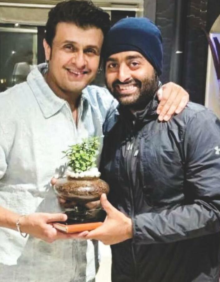 15 साल बाद साथ दिखे सोनू निगम और अरिजीत सिंह, खास मुलाकात की तस्वीरें हुई वायरल