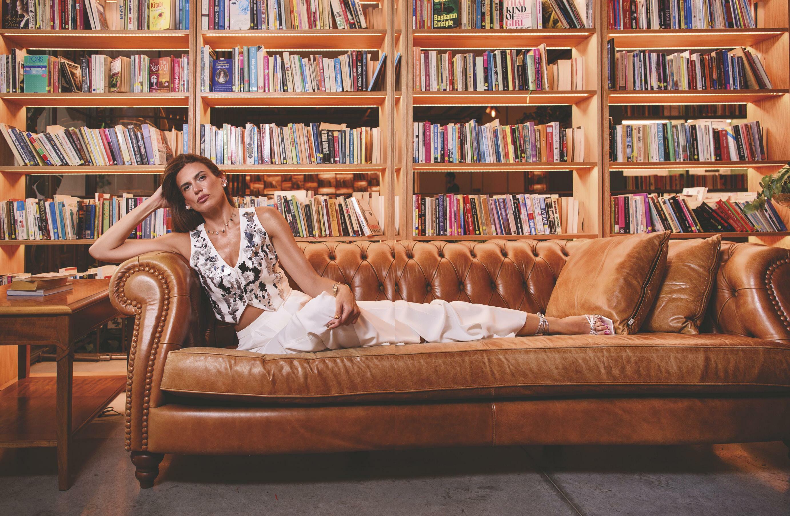 KELİMELERIN GÜLDÜREN EFENDİSİ: MIRAY AKOVALIGIL