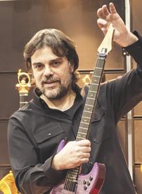 Türkiye'nin ilk elektro gitar fabrikasını kurdu