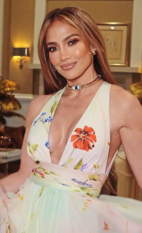 JEN'S BOOBS BOUNCE BACK!