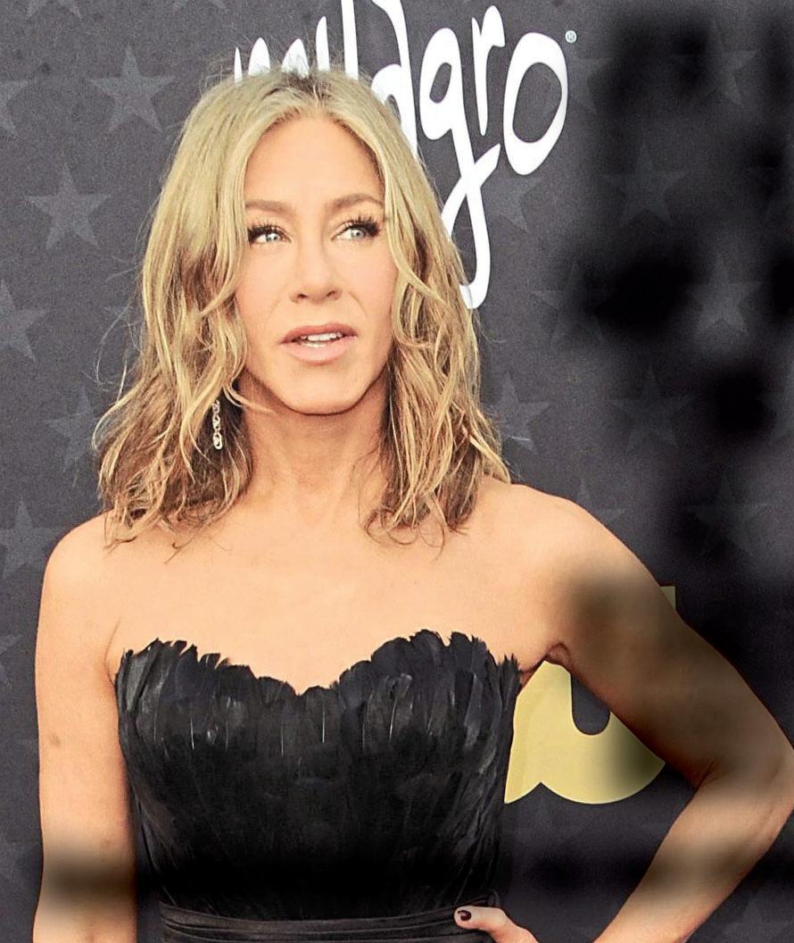 JEN & ELLEN AMP UP FEUD AS STAKES RISE!