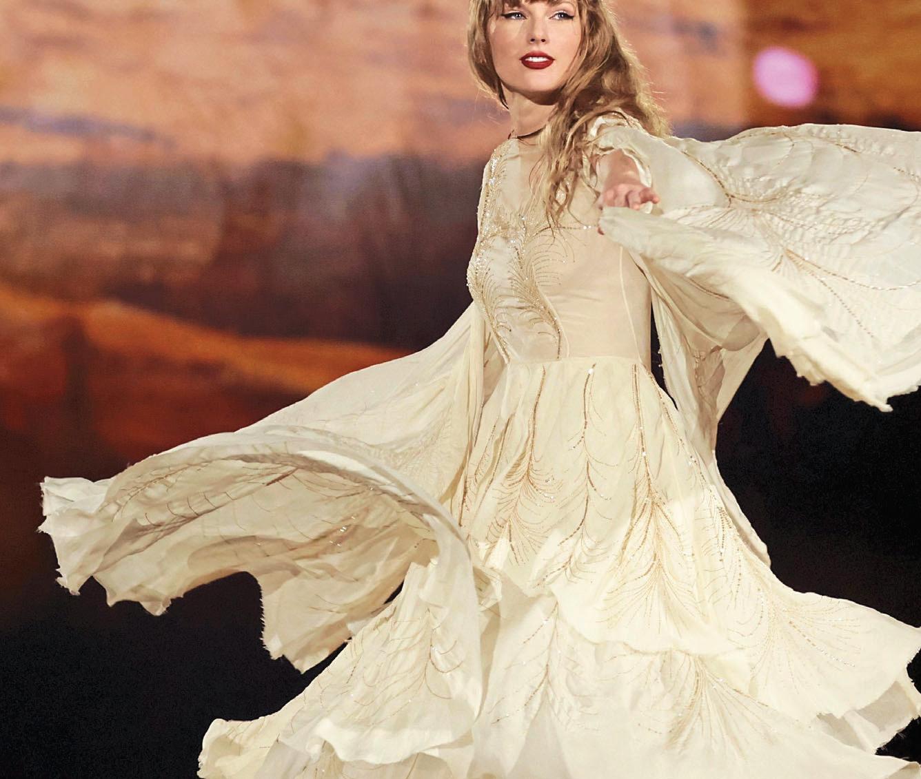 TAYLOR'S BACKSTAGE SECRETS!