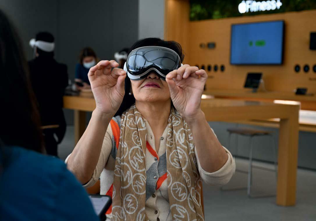 TECH APPLE GOES SEARCHING FOR ITS MOJO BY DAVID MEYER