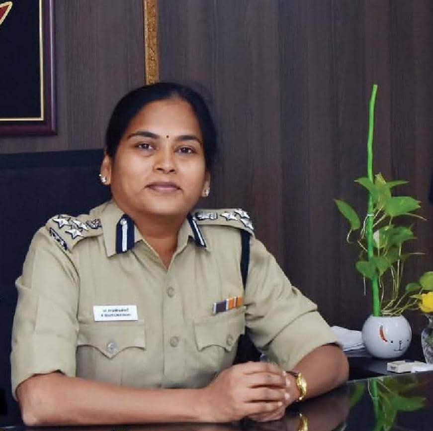 காக்கிச் சீருடைக்குள்ளே ஒரு கலைஞர்!