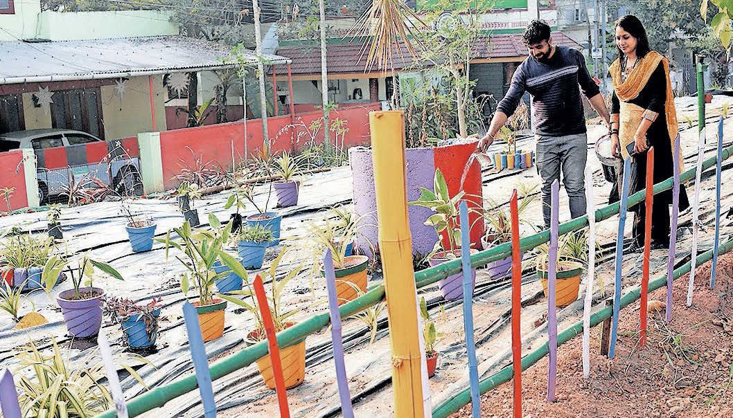 മാലിന്വക്കൂമ്പാരമിന്ന് മനം മയക്കും പൂന്തോട്ടം