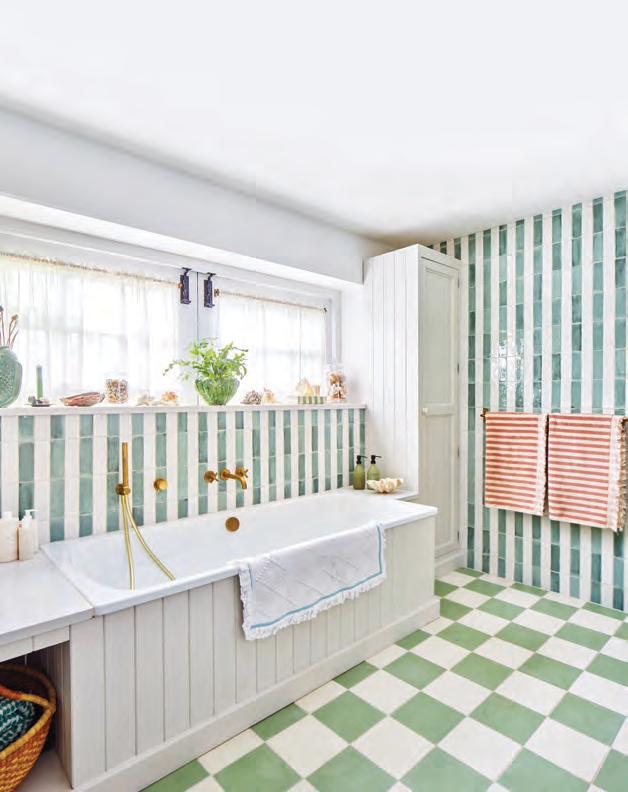 Decorate a small bathroom