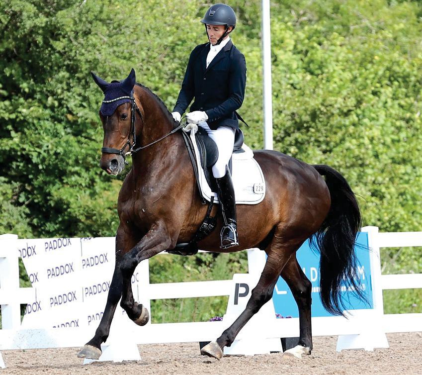 'Glamourcob' shines on debut