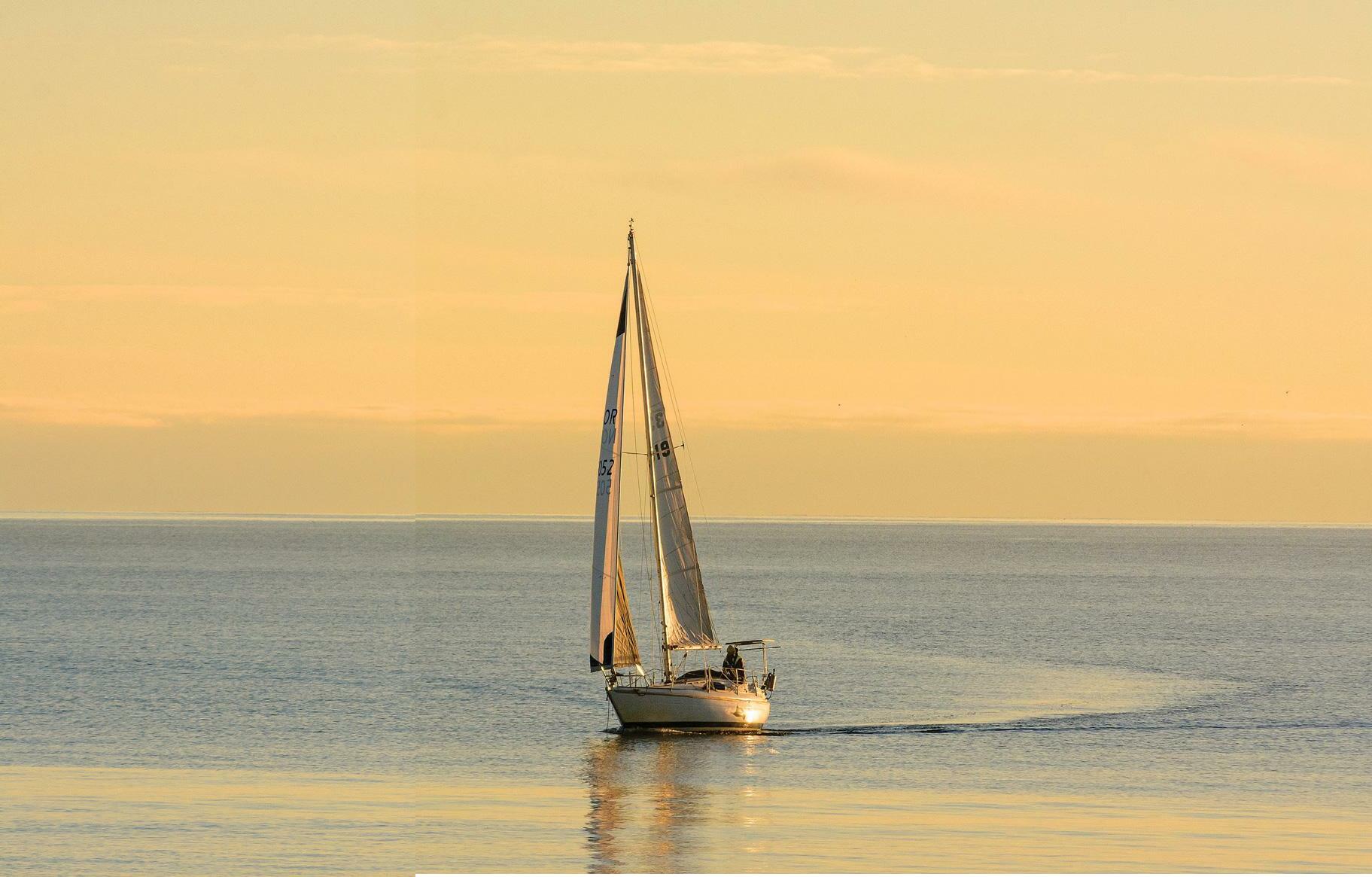 CRUISING IT'S A SAILING BOAT