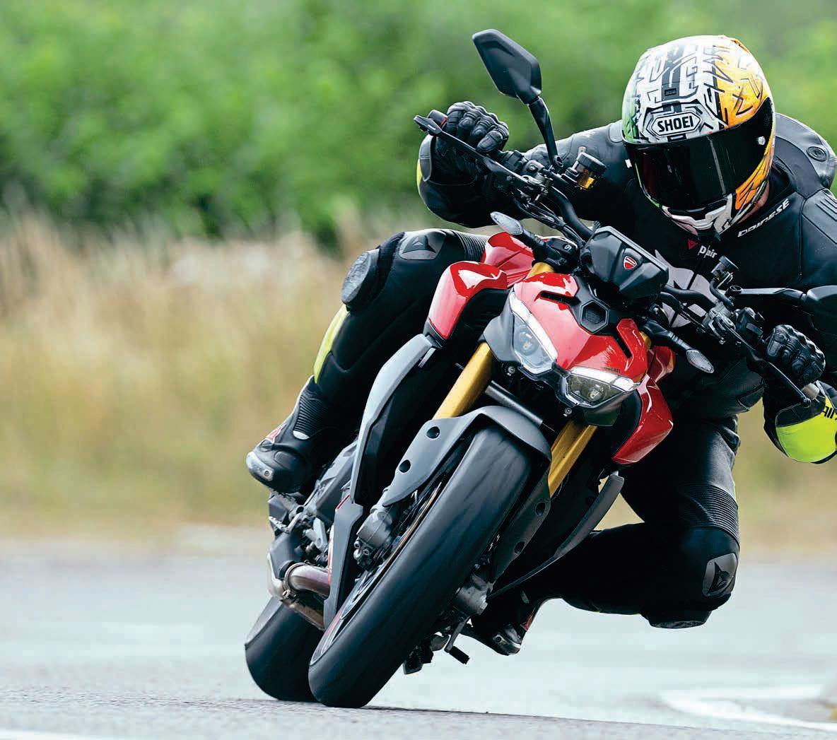 DUCATI STREETFIGHTER V2 S On the road...