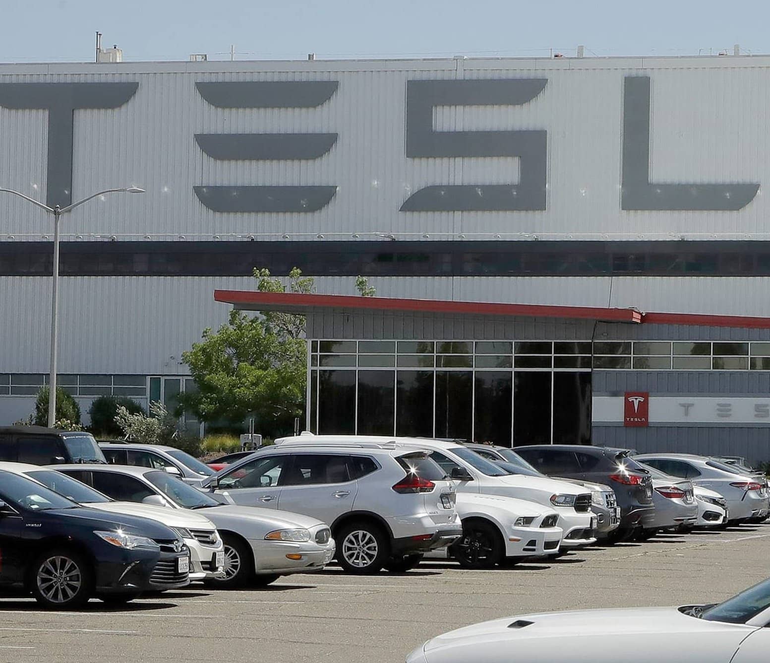 MUSK BECOMES CHAMPION FOR BUSINESSES DEFYING SHUTDOWN ORDERS