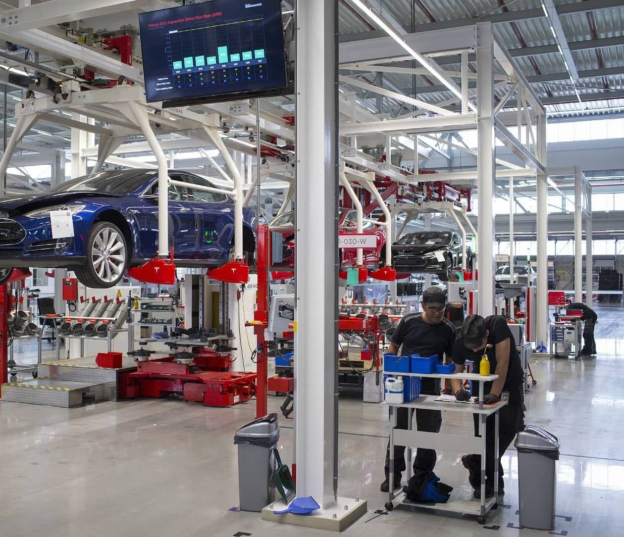 US PROBING AUTOPILOT PROBLEMS ON 765,000 TESLA VEHICLES
