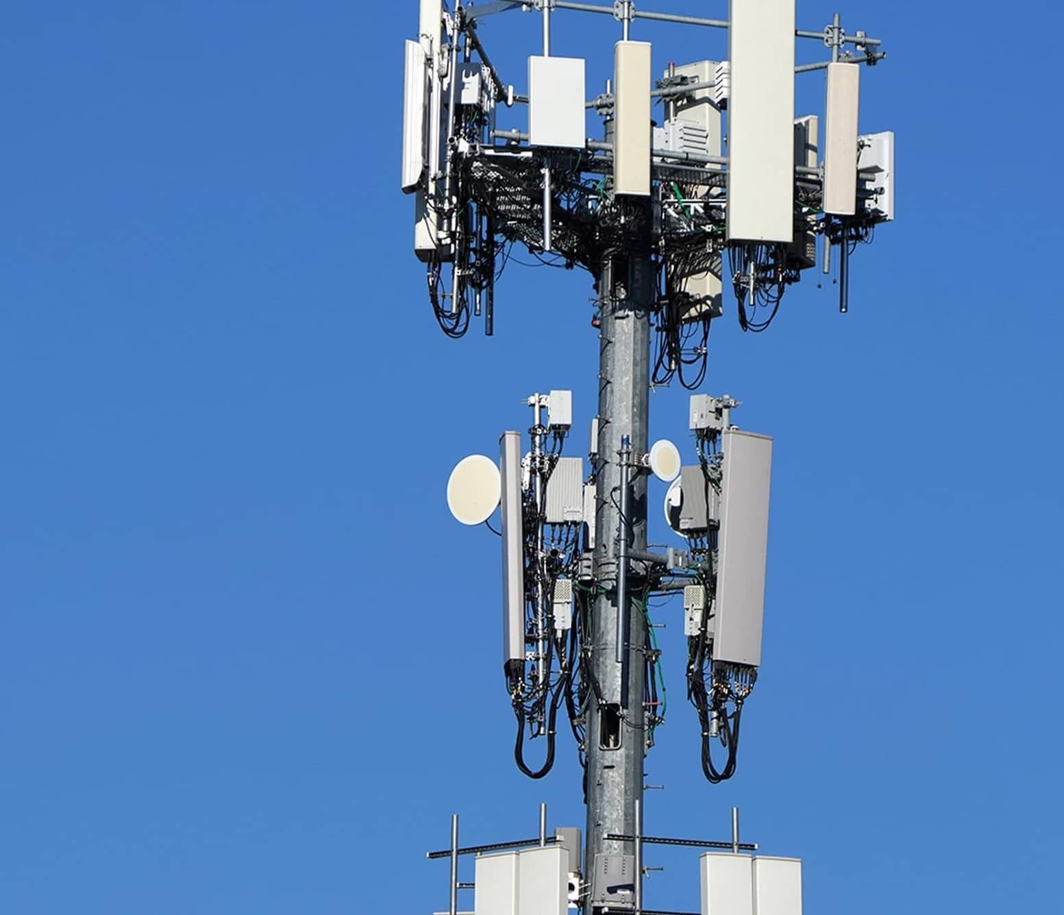 FAA CLEARS VERIZON AND AT&T TO TURN ON MORE 5G CELL TOWERS