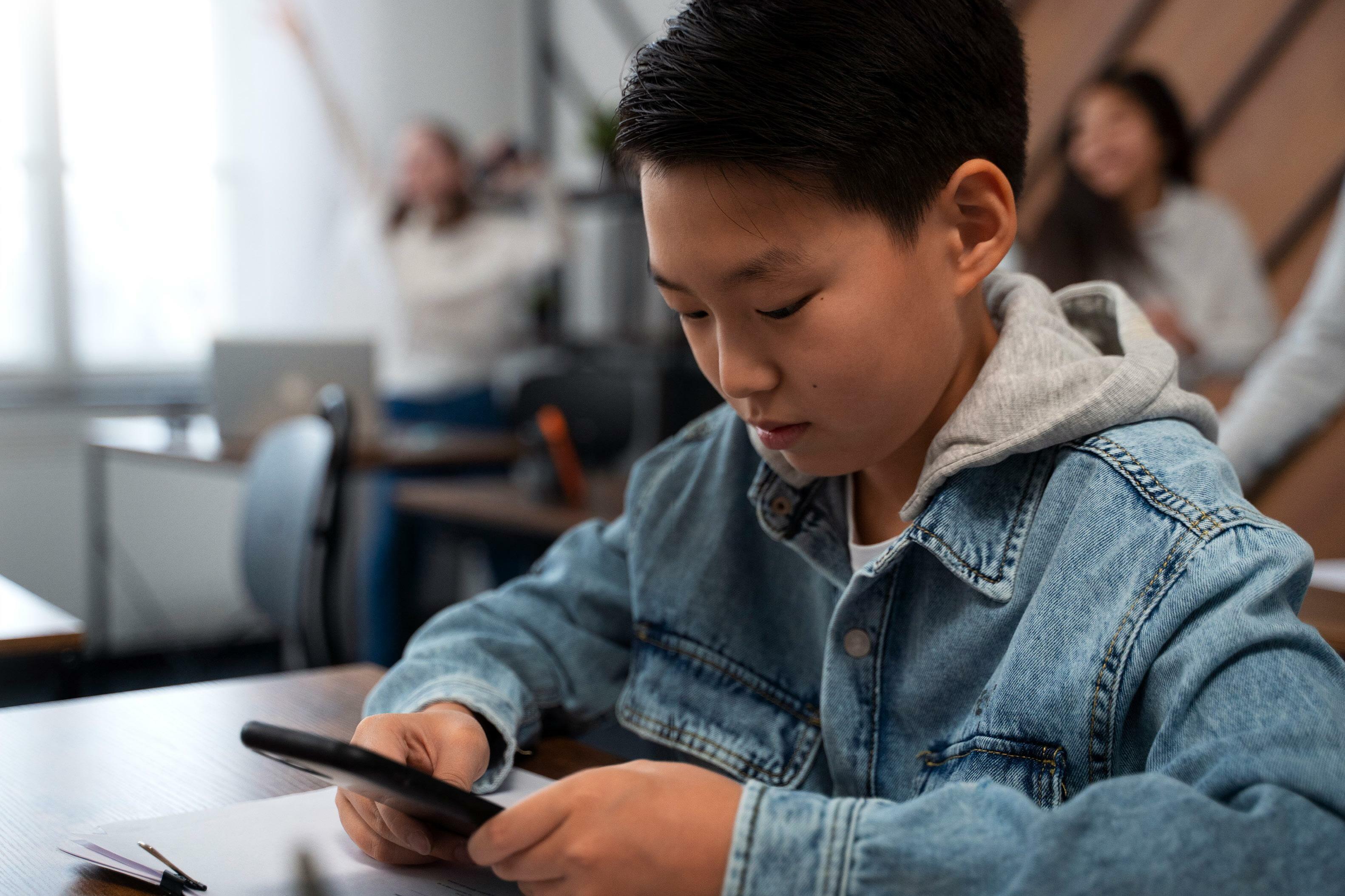 STUDY FINDS TEENS SPEND A THIRD OF SCHOOL DAY ON SMARTPHONES, LINKED TO WEAKER ATTENTION AND IMPULSE CONTROL