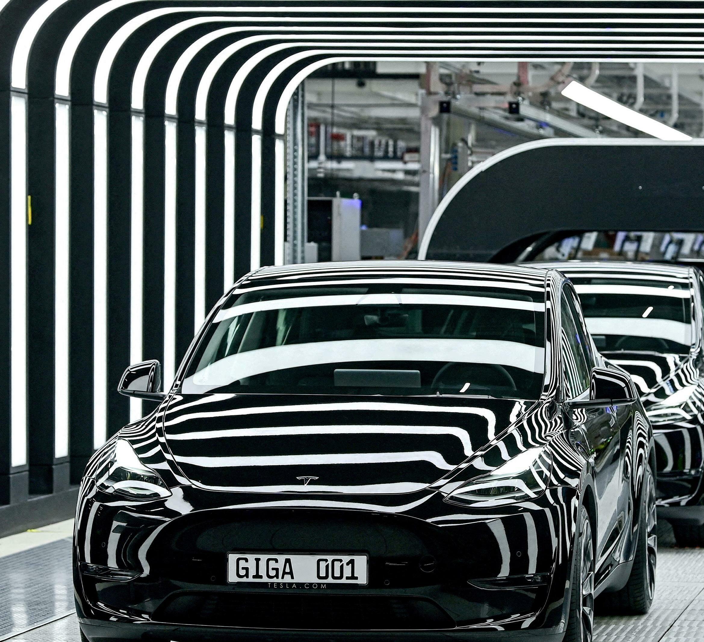 TESLA BRINGS A LIGHTER VERSION OF FULL SELF-DRIVING TO OLDER VEHICLES
