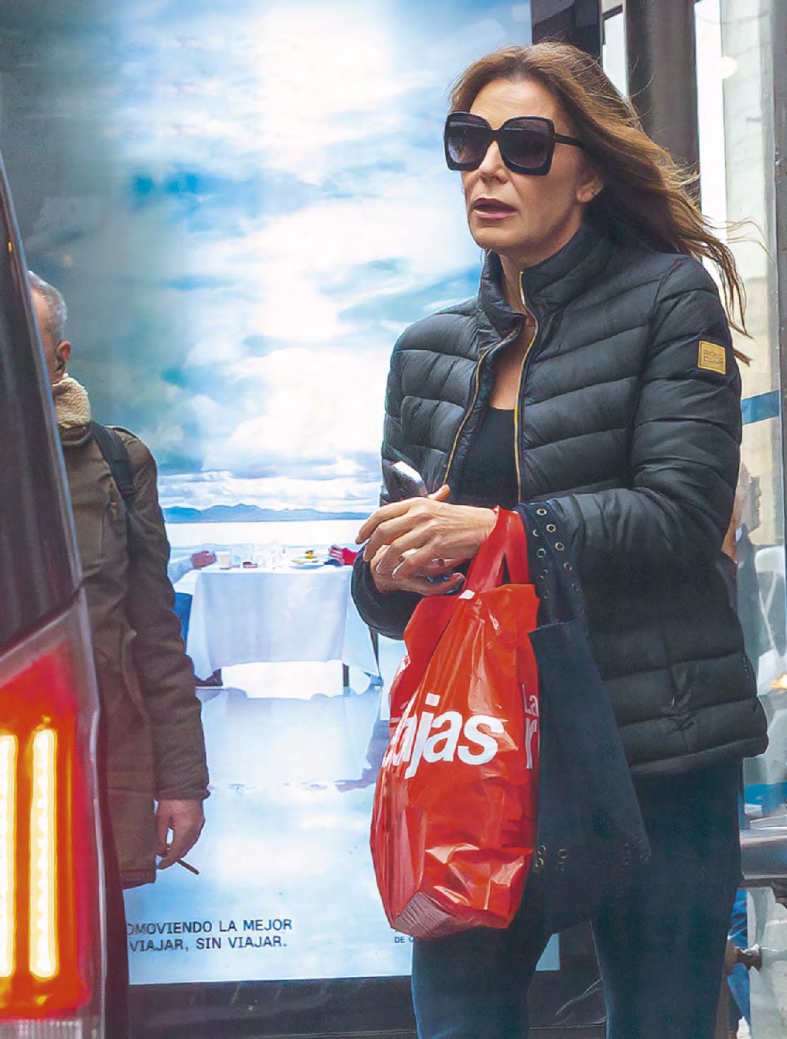 Mar Flores visita a su nieto con Elías Sacal