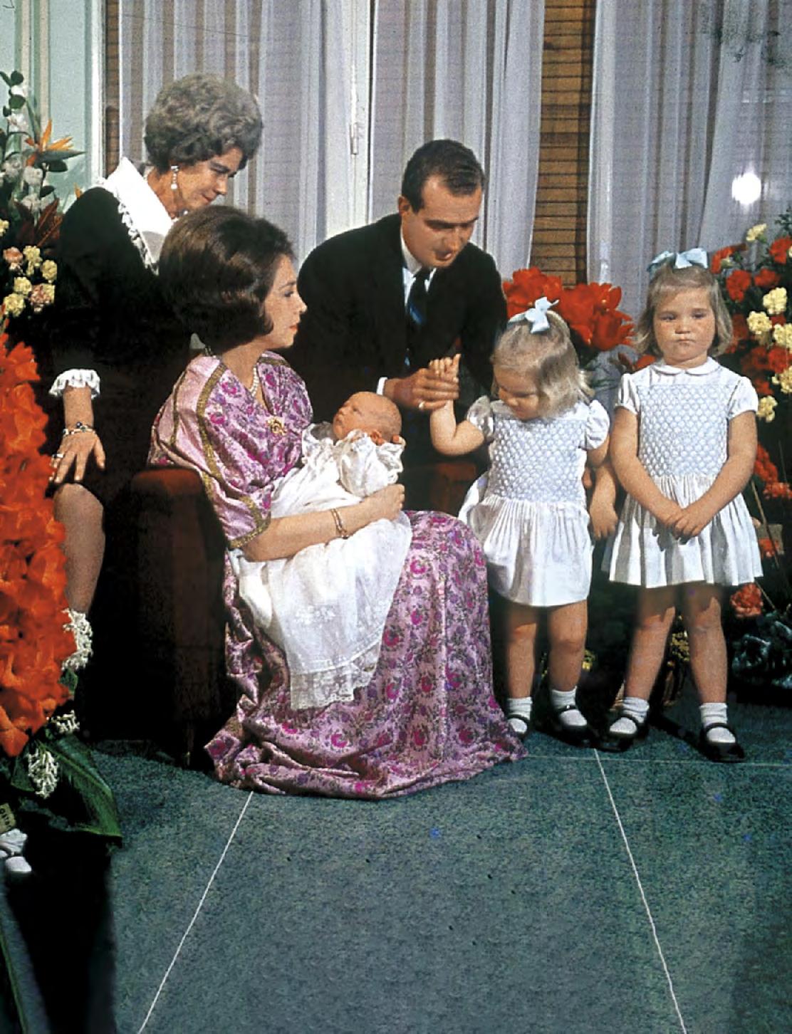 El día que nació Felipe: champán y flores por el deseado heredero