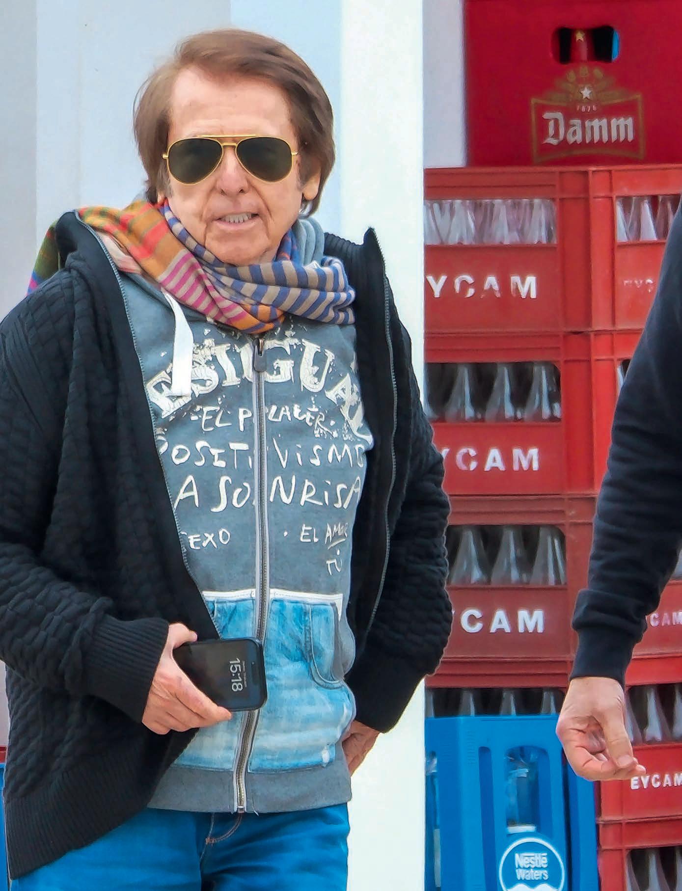 Raphael descansa y coge fuerzas en Ibiza