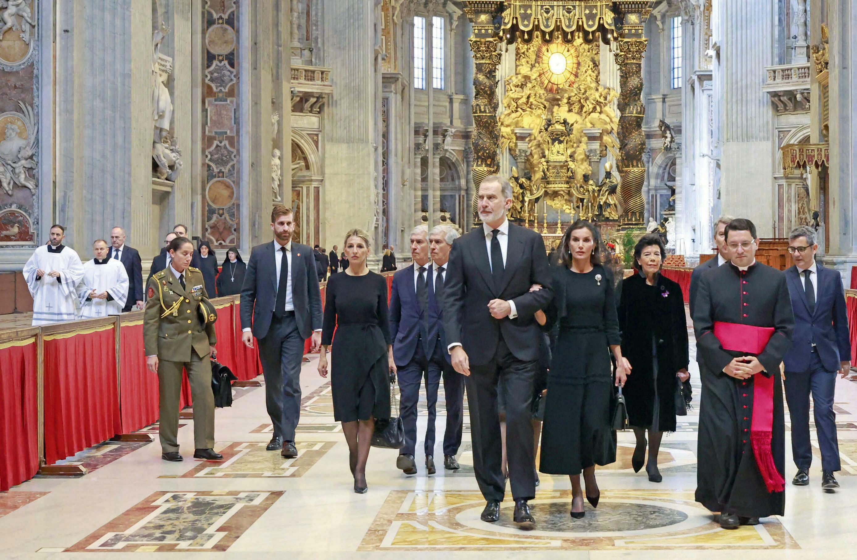 Los Reyes dan su último adiós al Papa del pueblo
