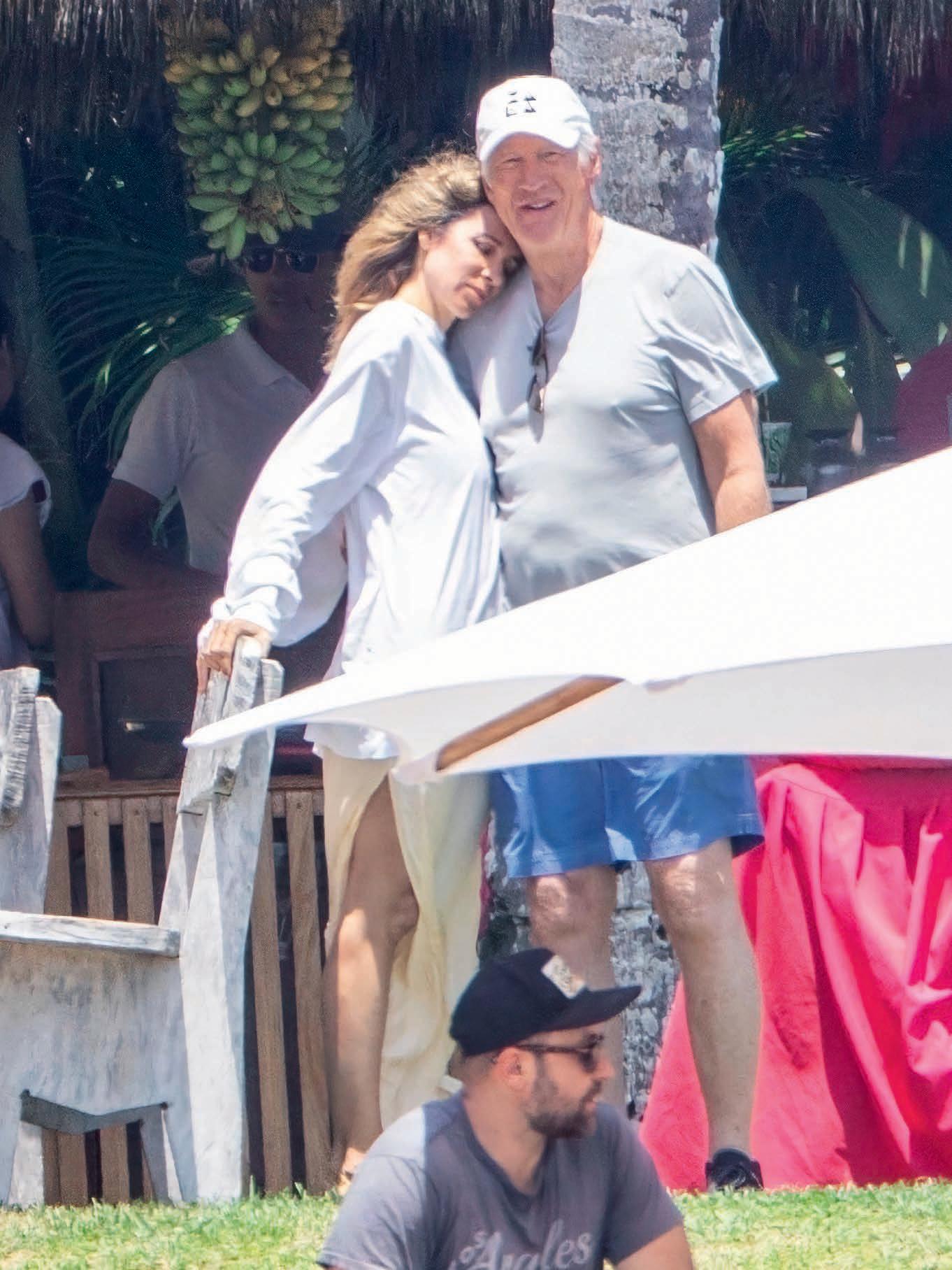 Richard Gere y su mujer, dos cuerpazos al sol