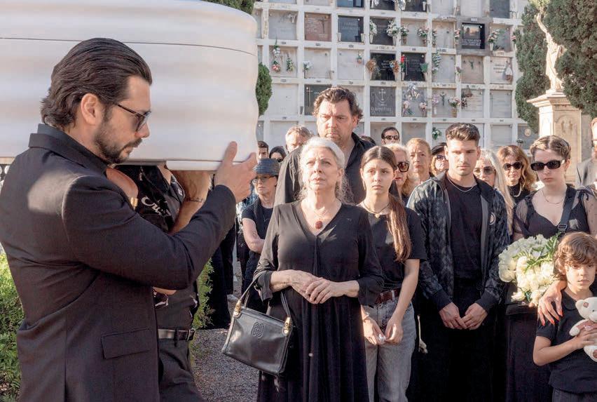 'Dos tumbas', la serie que arrasa en Netflix y que muestra lo que es capaz de hacer una abuela por sus nietos