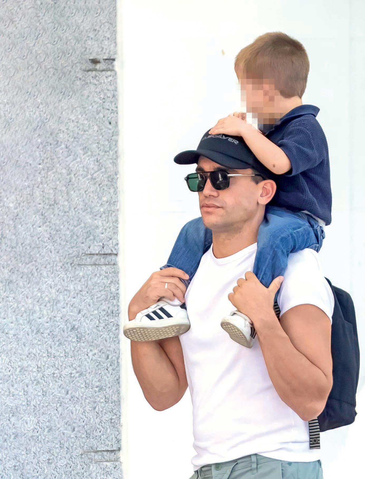 Jaime Lorente disfruta de un perfecto día en familia