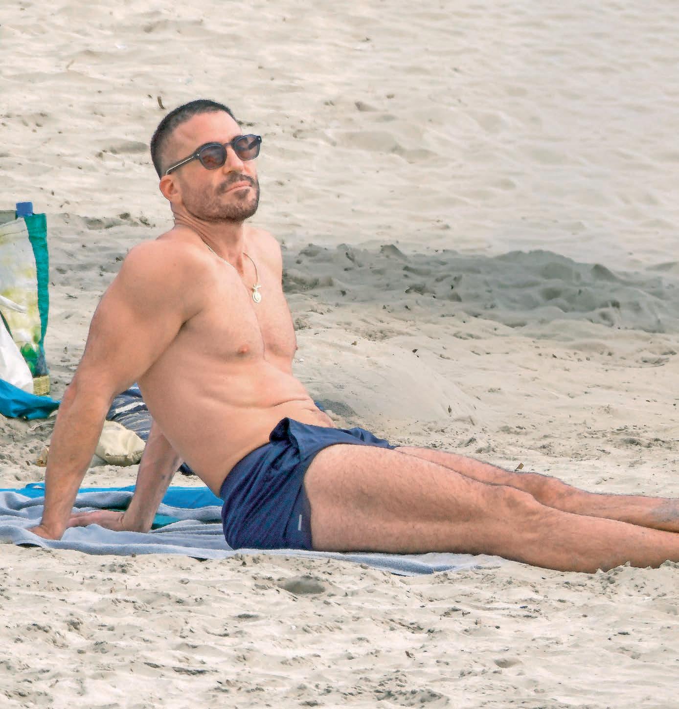 Miguel Ángel Silvestre prolonga el verano al sol de Ibiza