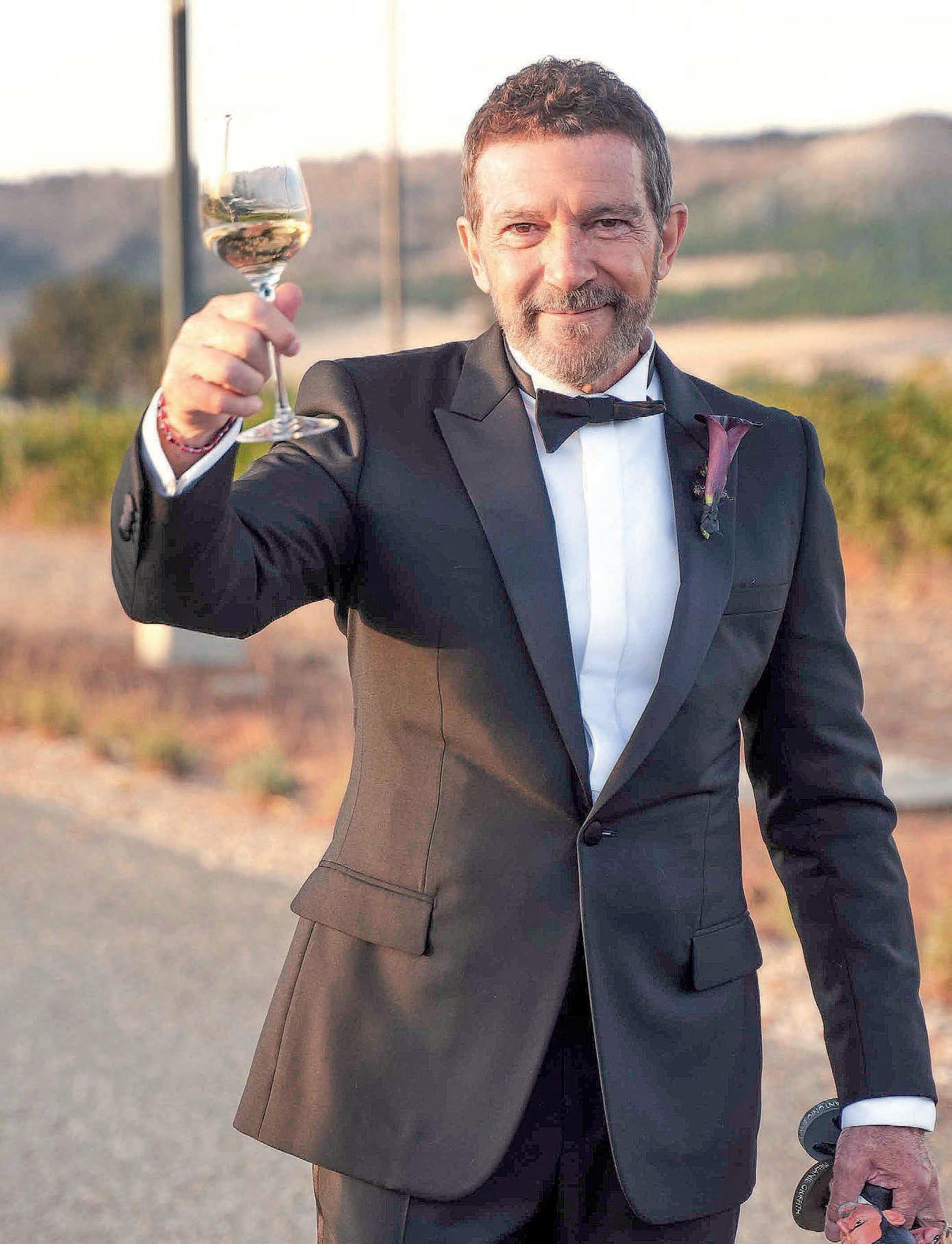 Antonio Banderas brinda feliz en la boda de su hija