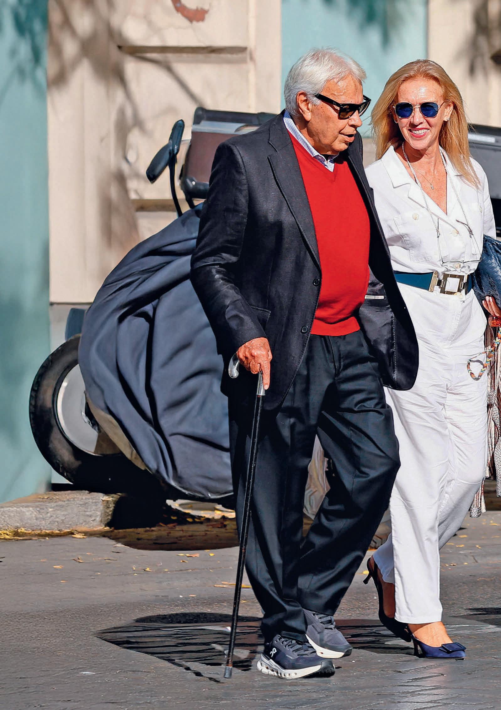 Felipe González, relajado paseo con su mujer